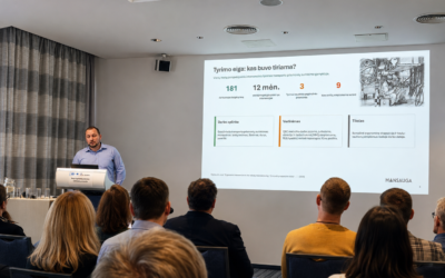 Mansauga specialistas skaito pranešimą apie ergonomikos tyrimą konferencijos dalyviams