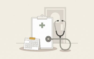 Iliustracija: balta lentelė su žaliu medicinos kryžiumi, šalia stetoskopas ir tuščia kalendoriaus kortelė, fone klinikos durų siluetas — privalomi darbuotojų sveikatos patikrinimai