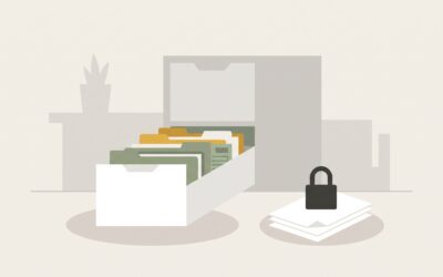 Atvira kartoteka su spalvotais segtuvais ir spyna ant dokumentų krūvelės, be teksto ir žmonių